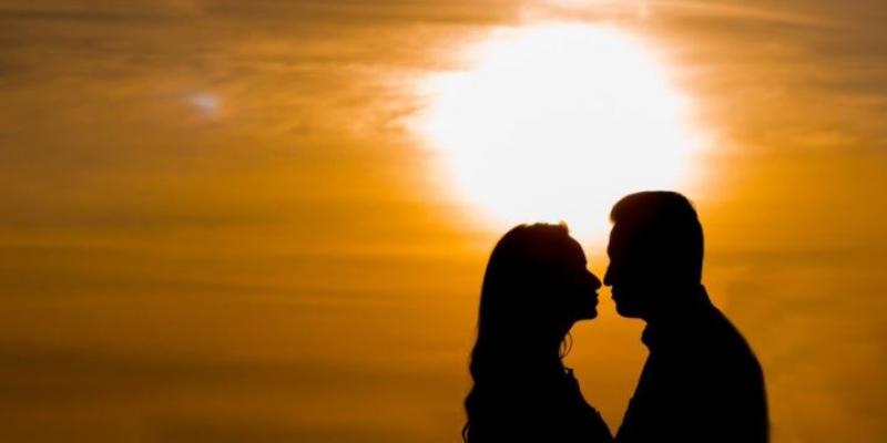 Pareja de enamorados al atardecer