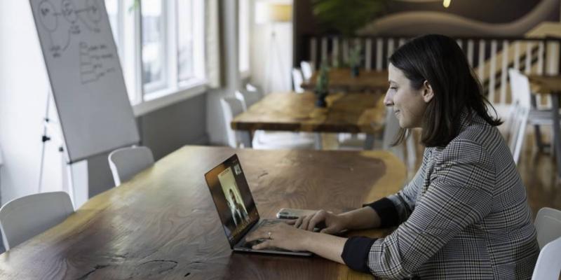 Digitalizar un negocio Chica trabajando con un ordenador portátil