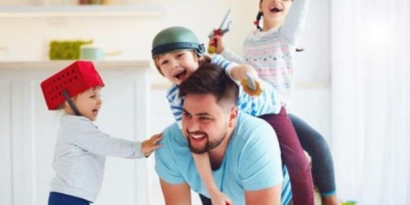 Padre jugando con sus hijos