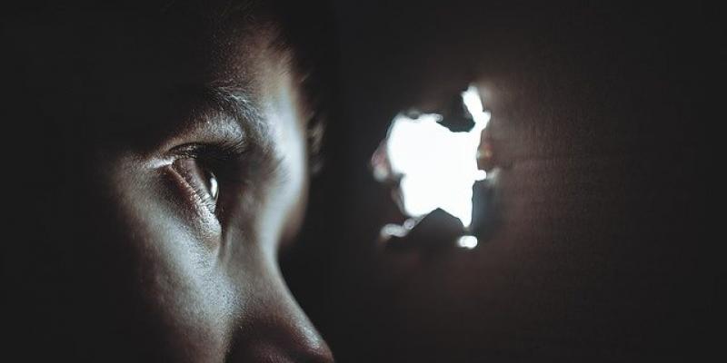 El TOC en la infancia y adolescencia Niño con miedo mirando a través de un agujero / Pixabay