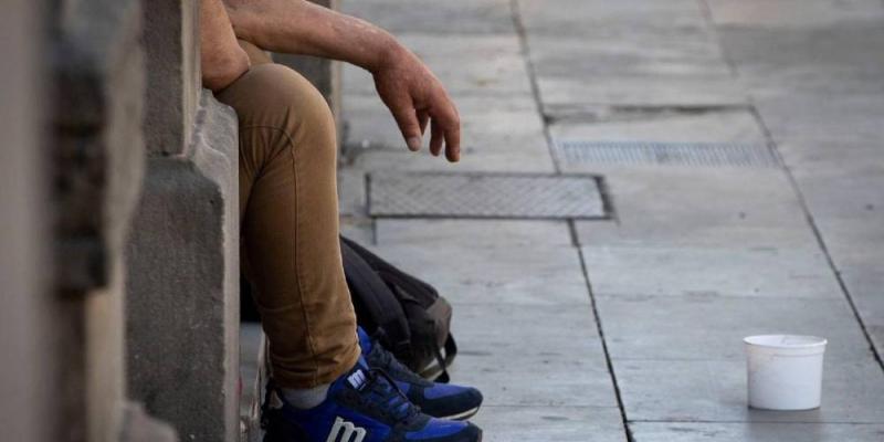 Las personas sin hogar están expuestas a más peligros durante el toque de queda Un hombre pide limosna en la calle / EFE