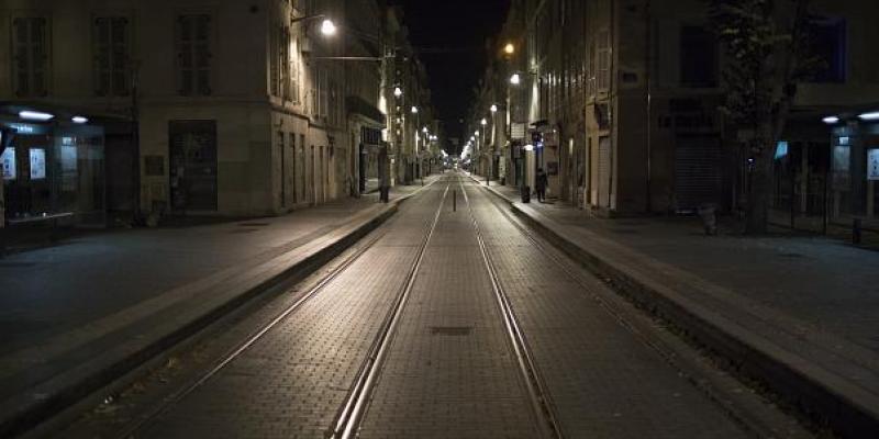 Ciudad solitaria en horario nocturno por toque de queda 
