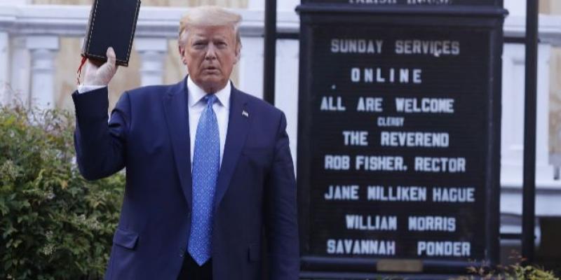 Donald Trump, Biblia en mano a las puertas de una iglesia. Tensión en las calles, toque de queda en Washington.