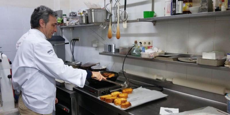 Imagen de un pastelero haciendo torrijas/Comunidad de Madrid Los madrileños consumirán cinco millones de torrijas esta Semana Santa