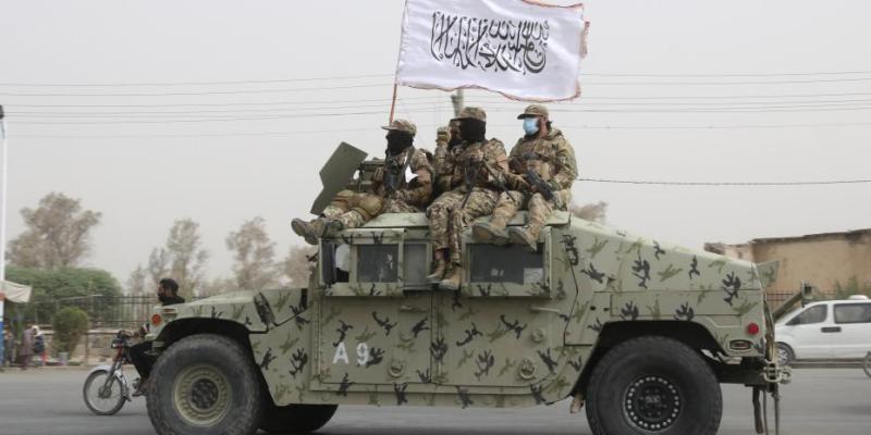 Milicianos del régimen talibán patrullando el territorio