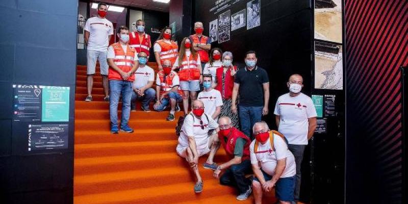 Durante el Tour Mestalla, la presidenta de la Cruz Roja, voluntarios y el presidente del Valencia FC.