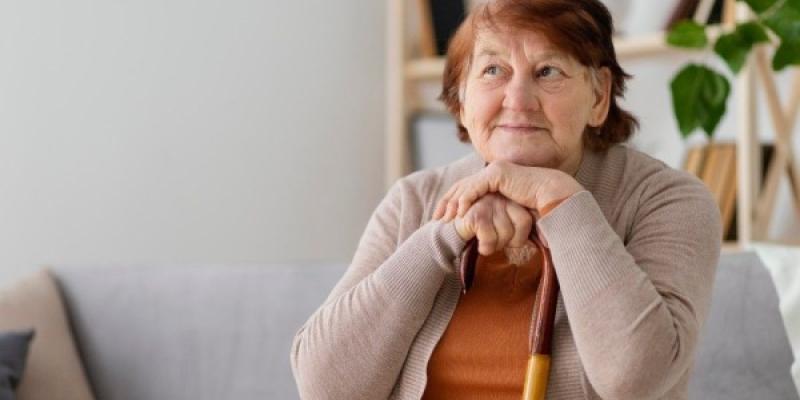 Mujer sénior apoyada sobre su bastón