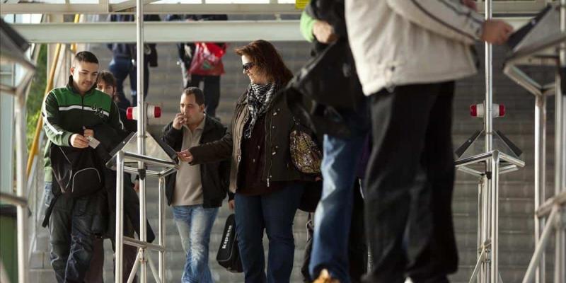 Imagen de varias personas en el metro/El Periódico El absentismo laboral se dispara en España