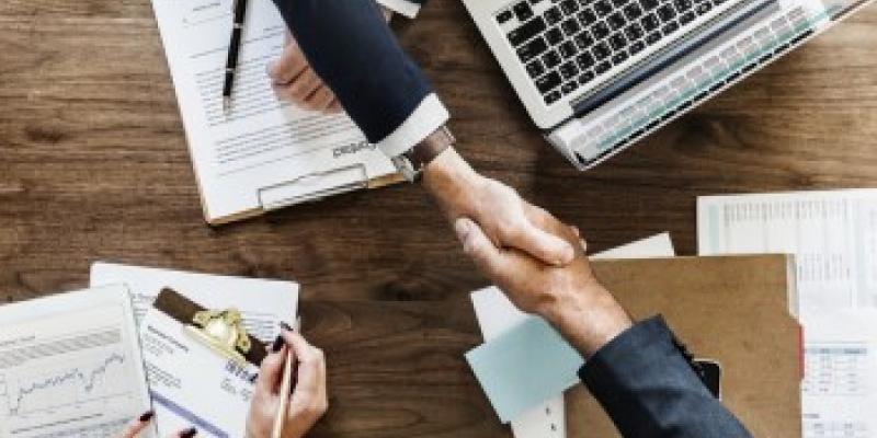 La creación de trabajo decente para superar la pobreza económica. La creación de trabajo decente para superar la pobreza económica.