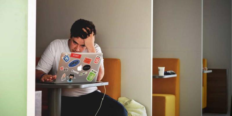 Imagen de un trabajador estresado/EL PAÍS Muchos trabajadores sufren de problemas de salud mental