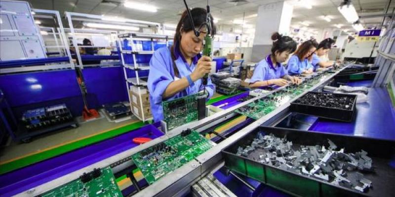 Una trabajadora en una fábrica tecnológica en China | Reuters