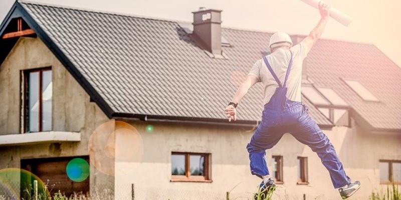 Los trabajos mejor pagados Obrero frente a una casa a medio construir / Pixabay