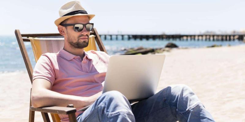 Imagen de un chico trabajando/Freepik La productividad en el trabajo disminuye en verano
