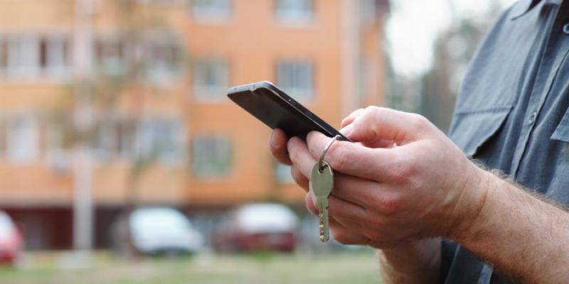 Falta de desconexión digital | Foto de 123RF/timonko Una trabajadora responde a un mensaje justo antes de llegar a su casa