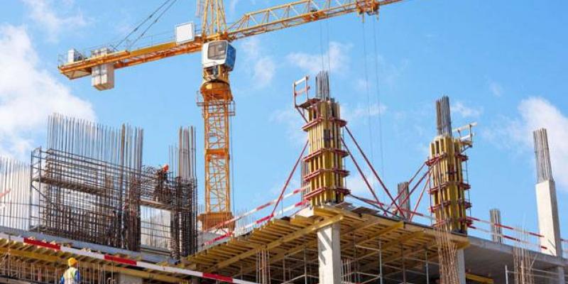 Grúa La construcción forma parte de los trabajos no esenciales en estado de alarma.