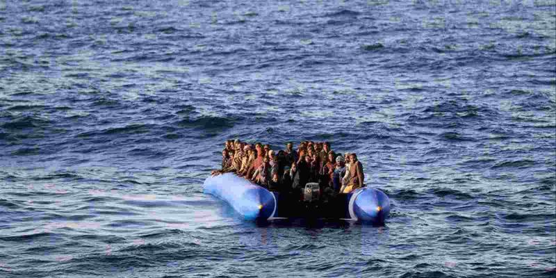 Una patera atraviesa las aguas del Mediterráneo