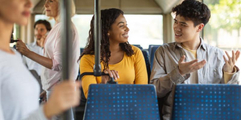 Imagen de dos jóvenes en el autobús/envatoelements Programa Verano para los jóvenes