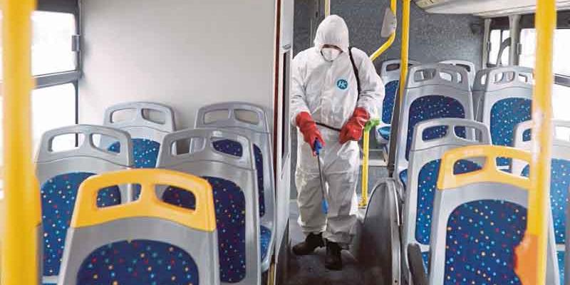 Transporte público, interior de un autobús siendo desinfectado El transporte público tras la pandemia puede sufrir un descenso de viajeros