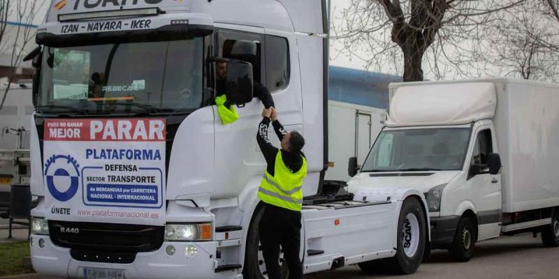 Imagen de unos transportistas durante la pasada huelga/El Periódico de España Huelga de transporte