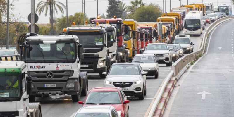 Carretera con camiones y coches / Marcial Guillén / EFE Una caravana de camiones en Murcia en la cuarta jornada de huelga de transportistas.