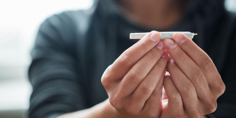 Imagen de una persona con un cigarro/SAMU Wellness Relación entre los trastornos mentales t las adicciones