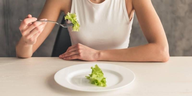 Imagen de una chica comiendo/Programa Desconecta Atención a los trastornos alimentarios