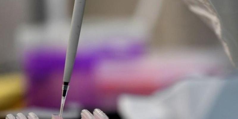 Imagen de un médico con una prueba/Andalucía Información Vinculan el plástico con problemas en los adolescentes