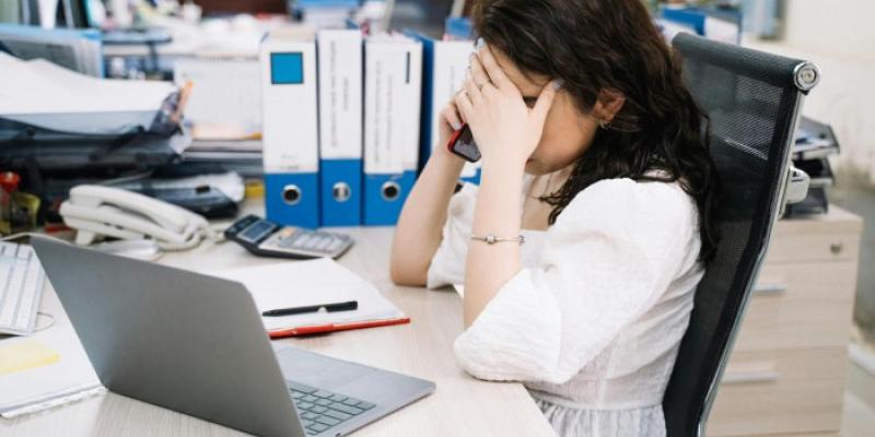 Chica con depresión en el trabajo