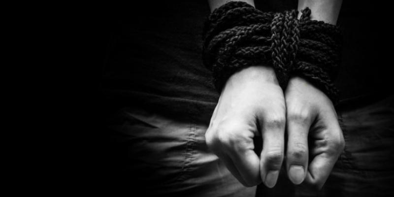 Imagen sobre la trata de personas en Pixabay Manos atadas
