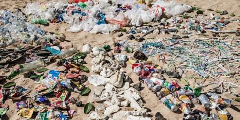 Imagen de basura en la arena de una playa/UN News Compromiso mundial para acabar con la contaminación por plásticos