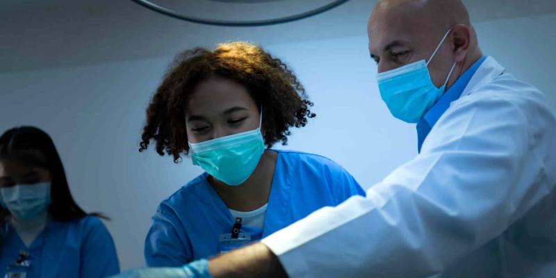Imagen de médicos/Envatoelements Tratamientos contra cánceres agresivos