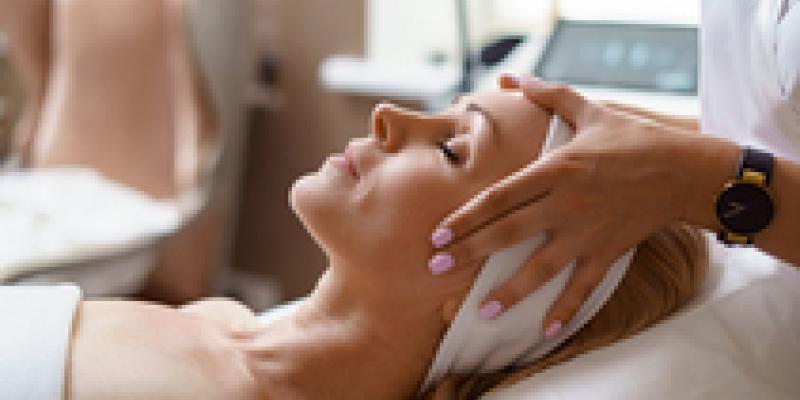 Imagen de una persona recibiendo un tratamiento facial/envatoelements Tratamientos faciales después de la jornada laboral