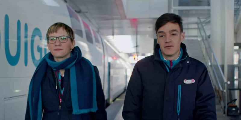 Imagen de dos personas participantes de este empleo/Alstom Una iniciativa de empleo inclusivo en el sector ferroviario