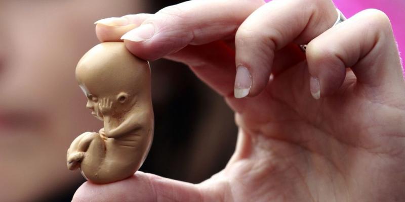 Imagen de un muñeco de bebé/AMprensa.com El aborto espontáneo y las trisomias