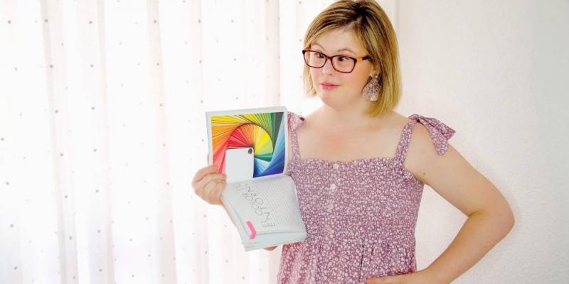 Paola Torres nos enseña a elegir bien el color de nuestra ropa Paola Torres con un libro sobre colores