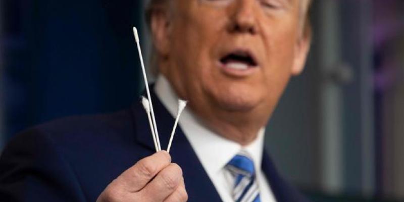 Trump sujeta unos bastoncillos de algodón 