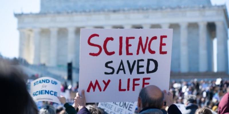 Manifestación contra los recortes en ciencia de Trump | R. Schild, Shutterstock Manifestación contra los recortes en ciencia de Trump