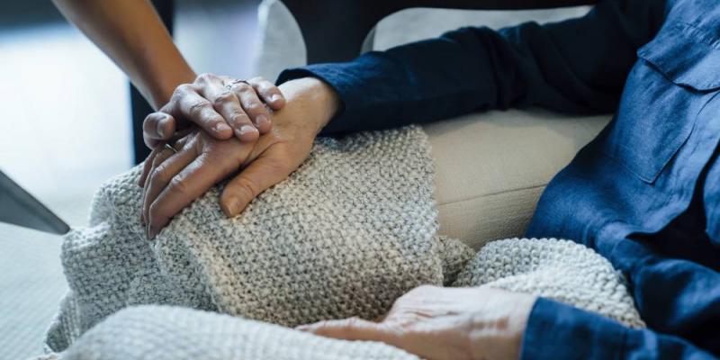 Imagen de Génesis Care Dos personas tocándose las manos