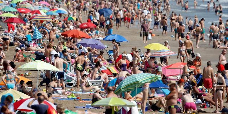 La llegada de turistas sube el 3,2% en junio y su gasto el 3,5 por ciento.
turismo España