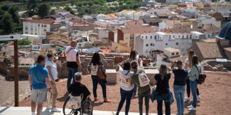 Grupo de personas participando en actividades de turismo accesible