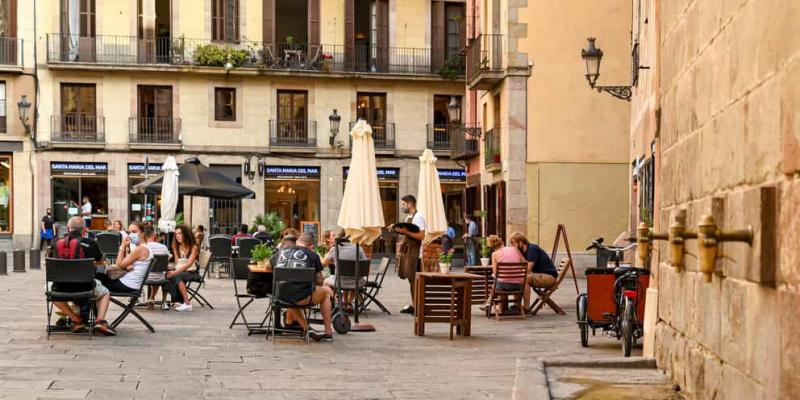 Imagen de una terraza llena de gente/Zamora News El empleo turístico supera por primera vez los niveles de la prepandemia