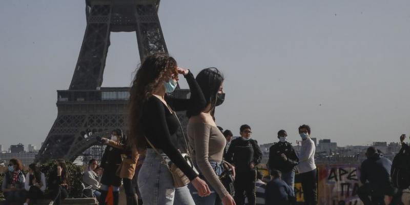 La plaza de Trocadero con la torre Eiffel al fondo / MICHEL EULERAP para LA RAZÓN Nuevo golpe al turismo