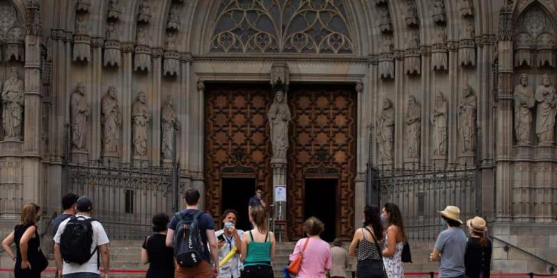 Imagen de un grupo de turistas en la catedral de Barcelona/La Vanguardia El turismo interior durante el mes de mayo