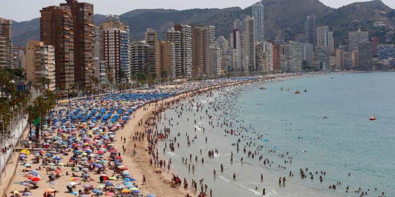 Imagen de una playa española en verano/Cinco Días- El País El sector turístico y sus problemas económicos