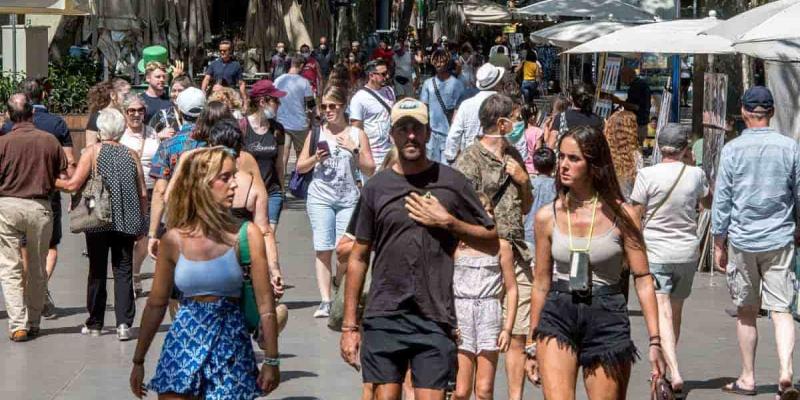 Imagen de gente paseando por la calle/El Periódico La recuperación del turismo se mantiene en septiembre
