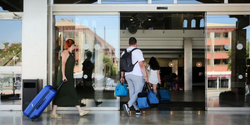 Turistas entrando a un hotel | Imagen: Huelva Información