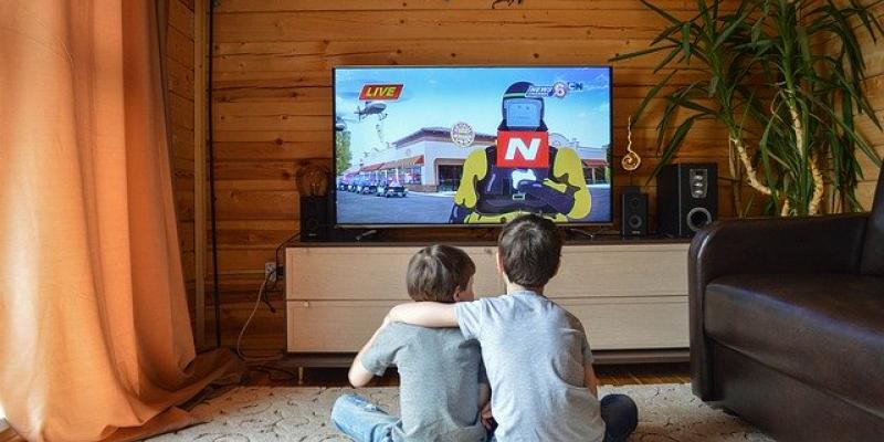 La televisión en abierto, como freno al contenido de odio en Internet Dos niños viendo la TV / Imagen de Pixabay