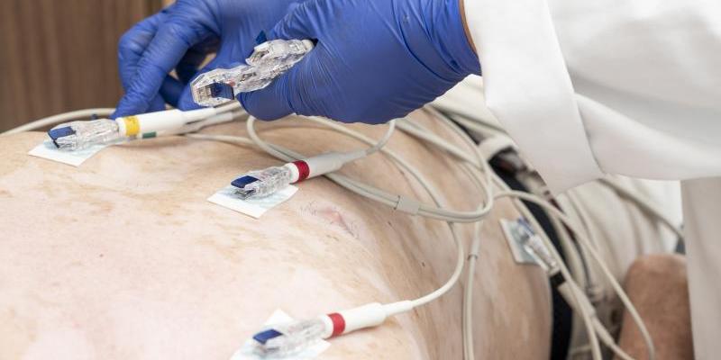 Las UCI atienden a un 42% más de pacientes que hace dos semanas Persona con coronavirus en una UCI de España / Servimedia