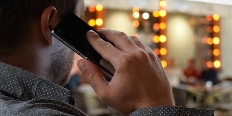 Operadoras españolas ofrecen llamadas y SMS gratis a Ucrania/ Imagen de Pixabay Señor llamando por teléfono móvil