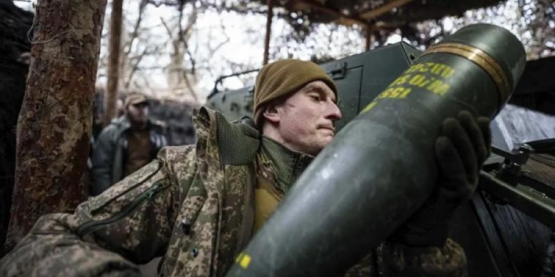 Un soldado ucraniano de la brigada Azov en primera línea en la región ucraniana de Donetsk. / EVGENIY MALOLETKA / AP Un soldado ucraniano de la brigada Azov en primera línea en la región ucraniana de Donetsk.